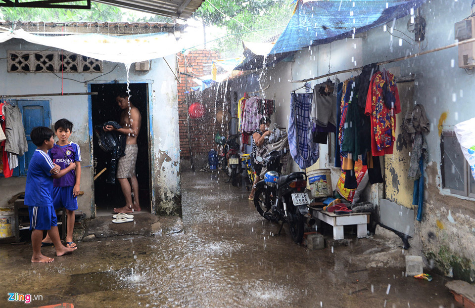 Khu đô thị xa hoa đối lập những ngôi nhà nát giữa lòng Thủ Thiêm